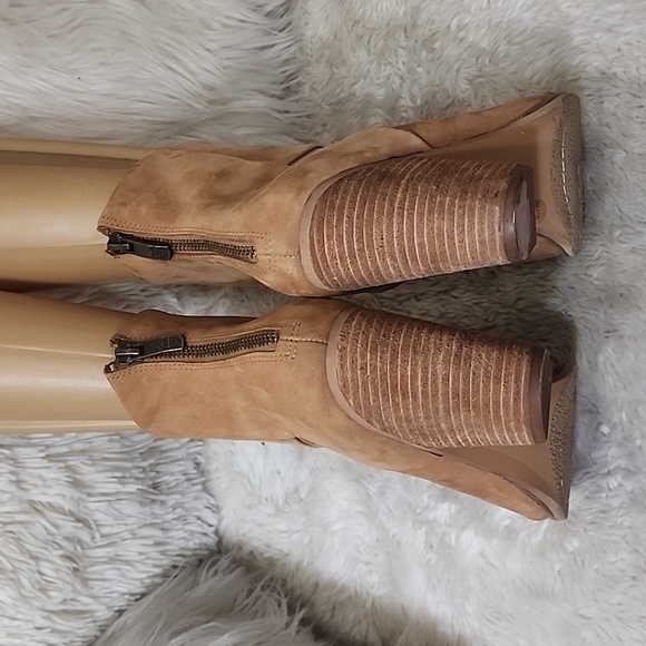 VINCE CAMUTO HADLEY BOOTS - Picture 5 of 10